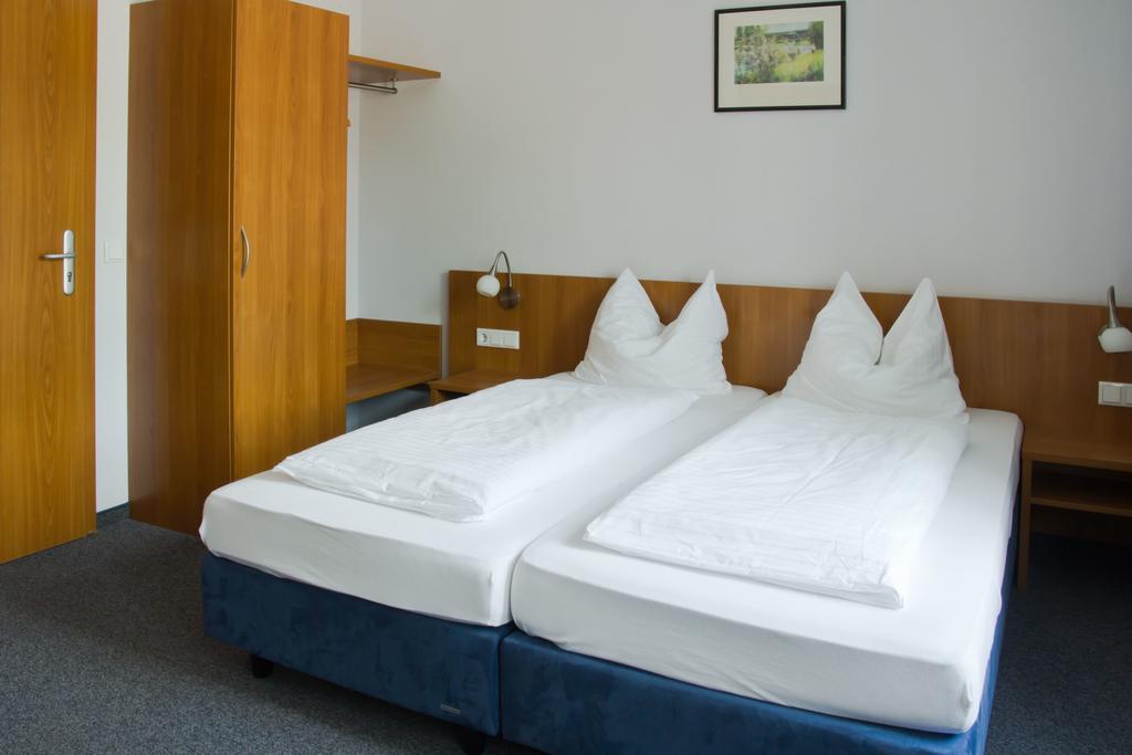 Gästehaus zur Kurve Zirndorf Zimmer foto