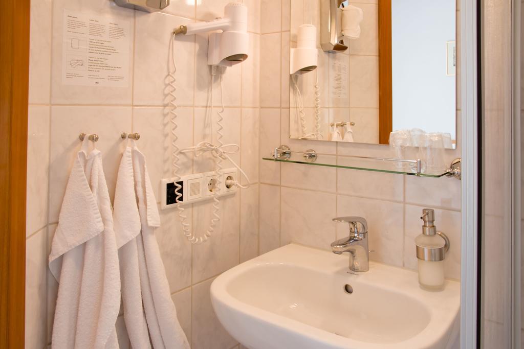 Gästehaus zur Kurve Zirndorf Zimmer foto